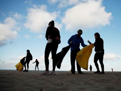 Aksi Bersih-bersih Pantai Jelang Hari Lingkungan Hidup Sedunia