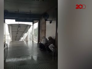 Dear Pak Anies, Atap Halte TransJakarta Ini Rusak