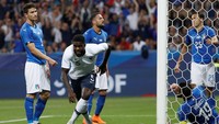 Dalam pertandingan di Allianz Riviera, Nice, Sabtu (2/6/2018) dini hari WIB, Prancis membuka keunggulan di menit kedelapan lewat gol Samuel Umtiti. Foto: Eric Gaillard/Reuters