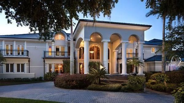 Logo Superman Bertebaran di Rumah Rp 400 Miliar ini