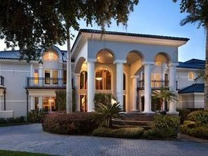 Logo Superman Bertebaran di Rumah Rp 400 Miliar ini