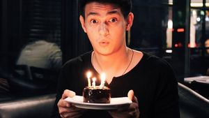 Ini Lho 10 Gaya Keren Marcell Darwin Saat Kulineran