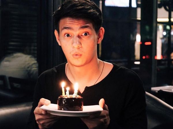 Ini Lho 10 Gaya Keren Marcell Darwin Saat Kulineran