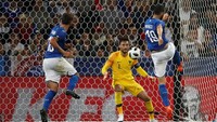 Italia baru menipiskan ketertinggalan lewat gol Leonardo Bonucci di menit ke-36. Foto: Eric Gaillard/Reuters