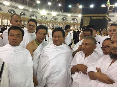 Potret Pertemuan Prabowo dan Amien Rais saat Umrah