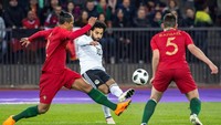 Mohamed Salah pun beradu dengan Cristiano Ronaldo yang juga diandalkan Portugal di laga itu. (Robert Hradil/Getty Images)