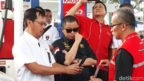Berkacamata Hitam, Jonan Cek SPBU di Jakarta-Surabaya