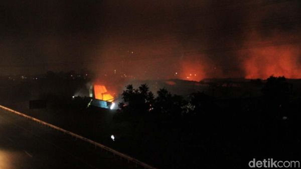 Penampakan Kobaran Api yang Membakar Gudang Coklat di Bandung