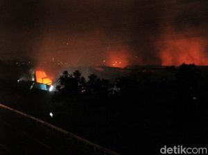 Penampakan Kobaran Api yang Membakar Gudang Coklat di Bandung