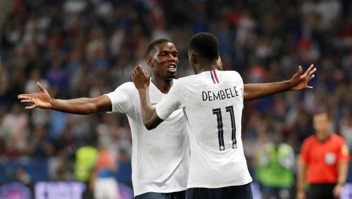 Timnas Prancis Soccer Football - International Friendly - France vs Italy - Allianz Riviera, Nice, France - June 1, 2018 Frances Ousmane Dembele celebrates scoring their third goal with Paul Pogba REUTERS/Eric Gaillard