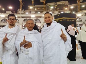 Usai Bertemu Rizieq, Amien Rais dan Keluarga Kembali Pose 1 Jari