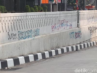 Foto: Kotornya Underpass Mampang Gara-gara Coretan SOTR