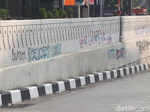 Foto: Kotornya Underpass Mampang Gara-gara Coretan SOTR