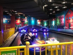 Jalan-jalan ke Mal, Jokowi Ajak Cucu Naik Bom-bom Car