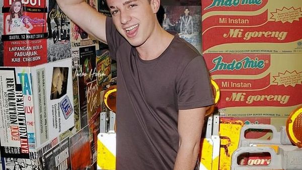 Lagi! Ini 10 Editan Foto Kocak Seleb Hollywood Jual Pecel Lele hingga Beli Salep