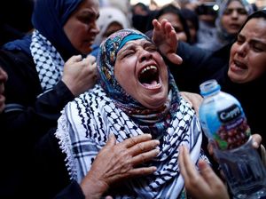 Isak Tangis di Pemakaman Perawat Palestina yang Tewas Ditembak Israel Isak Tangis di Pemakaman Perawat Palestina yang Tewas Ditembak Israel