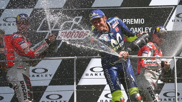 Valentino Rossi mendapat waktu yang buruk saat membela Ducati.