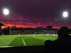 View matahari terbenam di Pirelli Stadium sebelum  Sky Bet Championship antara Burton Albion dan Queens Park Rangers pada 27 September 2016 di Burton-upon-Trent, Inggris.  (Nathan Stirk/Getty Images)