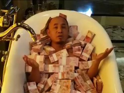 Netizen Tagih Janji Pria Mandi Uang di Bathtub untuk Sedekah
