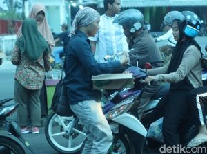 Pegiat Medsos di Kabupaten Bandung Bagi-bagi Takjil Gratis