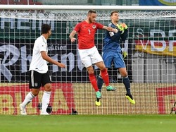 Aksi Neuer ketika menyelamatkan gawang Jerman dari serbuan Austria. Foto: Joe Klamar/AFP