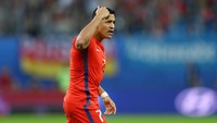 Setelah membantu Chile menjuarai Copa America secara beruntun, Alexis Sanchez gagal meloloskan timnya ke babak utama Piala Dunia. Pemain Manchester United itu cuma akan jadi penonton pada turnamen di musim panas. (Foto: Dean Mouhtaropoulos/Getty Images)