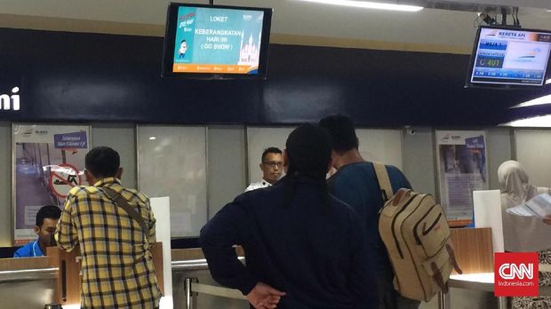 Bertaruh Nasib pada Tiket 'Go Show' Kereta Api Pasar Senen