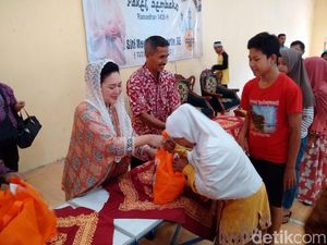 Titiek Soeharto Bagi-bagi Sembako ke Warga Merapi