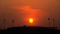 Saat sunsest di Khalifa Stadium, Qatar yang tengah nemjadi tuan rumah Asian World Cup Qualifying Finals pada 1990. (Allsport UK /Allsport)