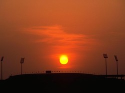Saat sunsest di Khalifa Stadium, Qatar yang tengah nemjadi tuan rumah Asian World Cup Qualifying Finals pada 1990. (Allsport UK /Allsport)