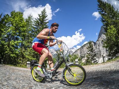 Foto: Serunya Gowes dengan Sepeda Jadul Lintasi Pegunungan di Slovenia