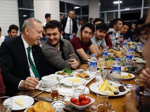 Saat Erdogan Penuhi Undangan Sahur Bareng Mahasiswa Lewat Twitter Saat Erdogan Penuhi Undangan Sahur Bareng Mahasiswa Lewat Twitter