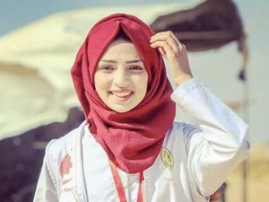 Duka Orang Tua Razan: Si Kecil dengan Senjata Rompi Medis Duka Orang Tua Razan: Si Kecil dengan Senjata Rompi Medis