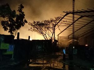 Area Bahan Baku Pabrik Kertas di Mojokerto Terbakar Hebat
