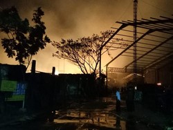 Area Bahan Baku Pabrik Kertas di Mojokerto Terbakar Hebat
