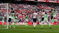 Inggris sudah unggul lewat sundulan Gary Cahill saat laga baru berjalan tujuh menit. Foto: Darren Staples/Reuters