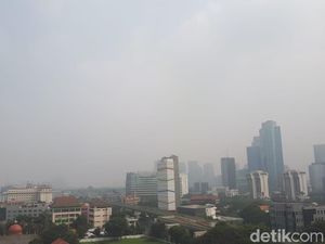 Penampakan Kabut yang Selimuti Jakarta Hari Ini