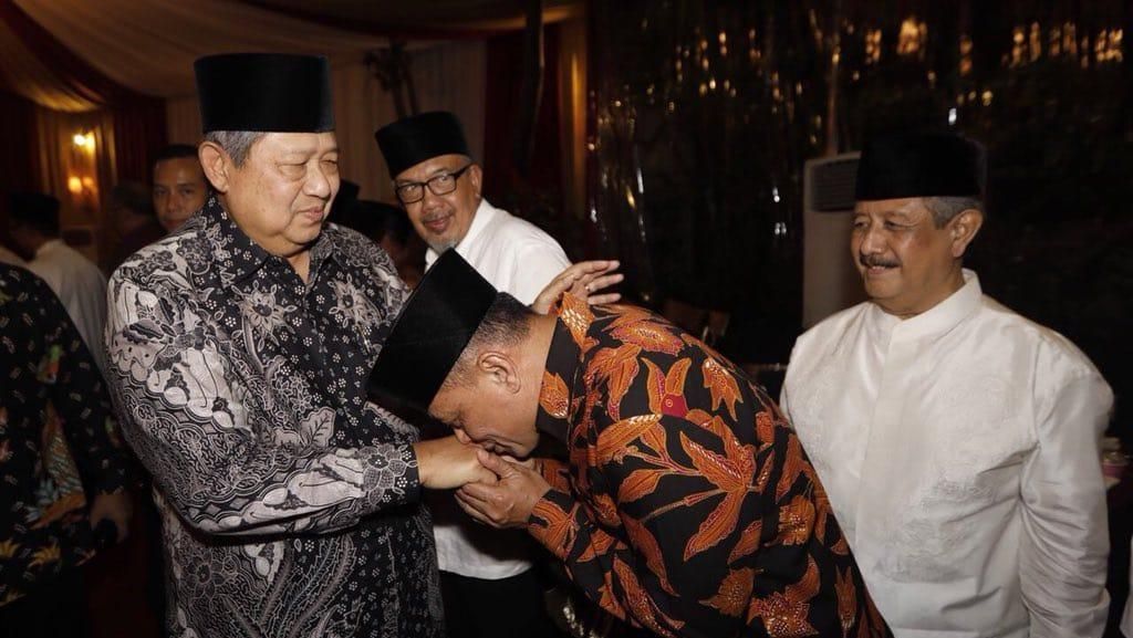 Potret Gatot Nurmantyo: Melangkah, Senyum, dan Cium Tangan SBY Potret Gatot Nurmantyo: Melangkah, Senyum, dan Cium Tangan SBY