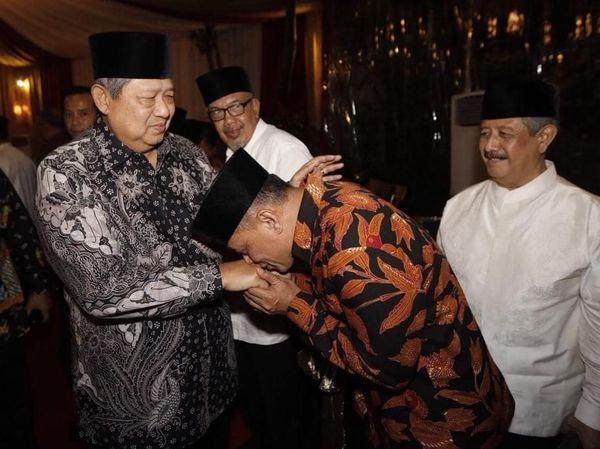 Potret Gatot Nurmantyo: Melangkah, Senyum, dan Cium Tangan SBY