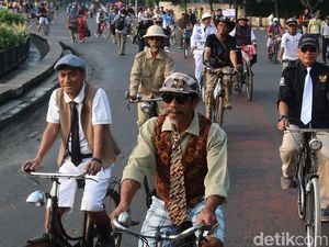Foto: Barisan Ontel Jadul Turut Memeriahkan Hari Sepeda Sedunia