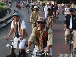 Foto: Barisan Ontel Jadul Turut Memeriahkan Hari Sepeda Sedunia
