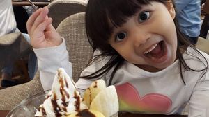 Gemas! Gaya Makan Aminah yang Sering Sholawatan Bersama Kakaknya, Alwi Assegaf