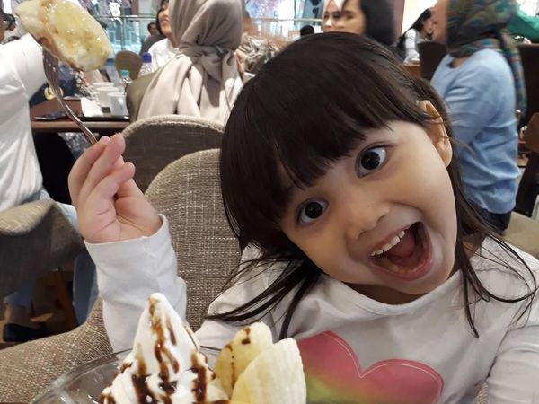 Gemas! Gaya Makan Aminah yang Sering Sholawatan Bersama Kakaknya, Alwi Assegaf