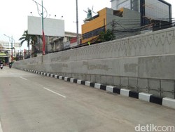 Pasukan Oranye Beraksi, Underpass Mampang Bersih Lagi dari Coretan