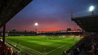 View sunset di Griffin Park saat babak pertama Capital One Cup antara Brentford dengan Oxford United pada 11 Agustus 2015. (Justin Setterfield/Getty Images)
