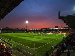 View sunset di Griffin Park saat babak pertama Capital One Cup antara Brentford dengan Oxford United pada 11 Agustus 2015. (Justin Setterfield/Getty Images)