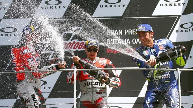 Valentino Rossi dan Jorge Lorenzo berada dalam posisi tiga besar di MotoGP Italia 2018.