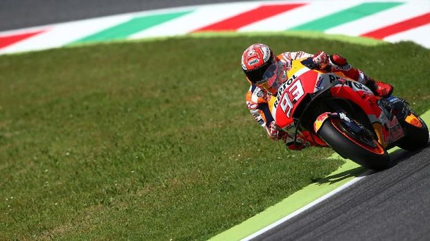 Marc Marquez menyenggol Danilo Petrucci pada awal balapan MotoGP Italia.