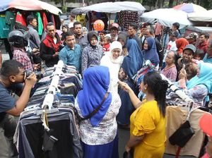 Saat Khofifah Sapa Pedagang dan Warga di Pasar Tumpah Indrapura
