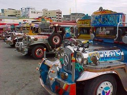 Sopir Angkot Ganti Gigi Mobil Pakai Kaki